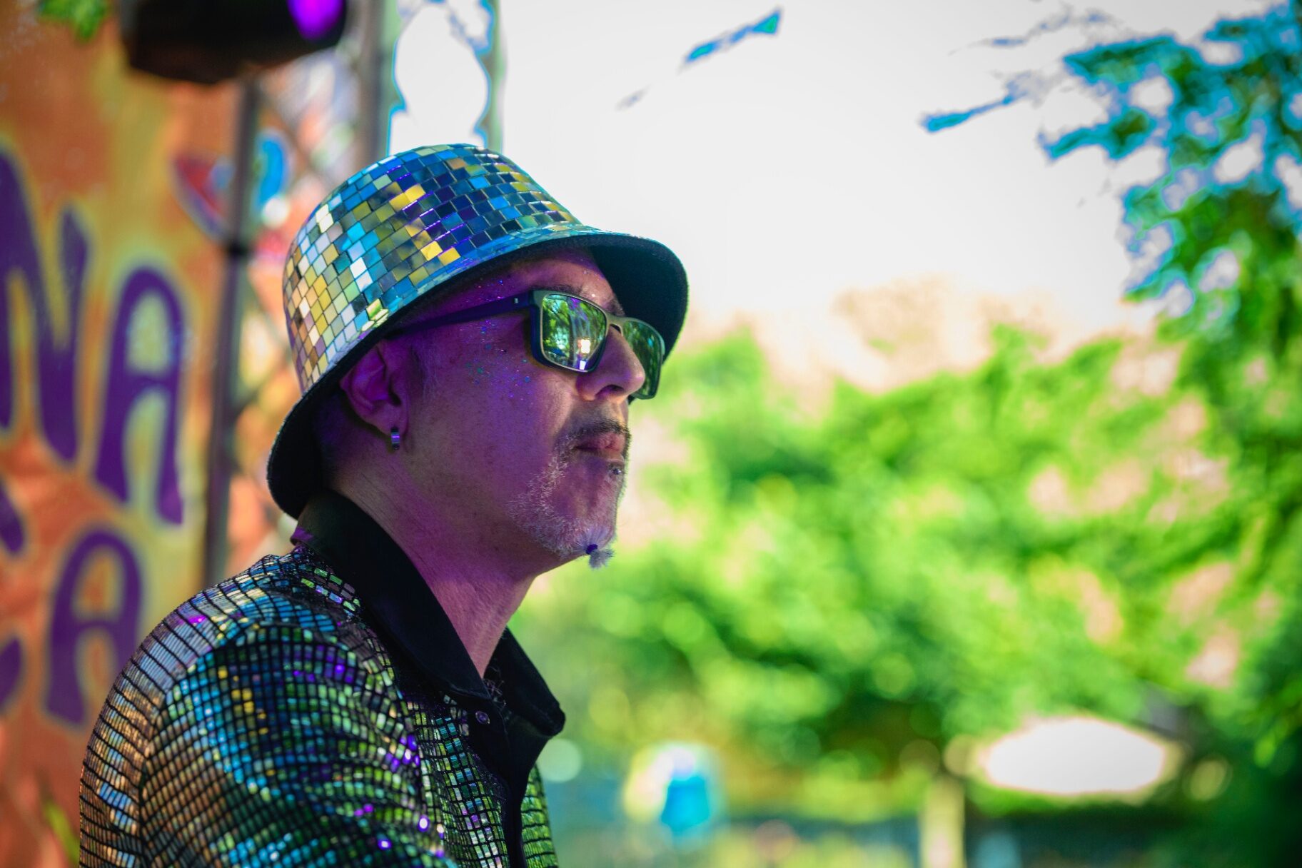 Perfil de Andrés Morales con sombrero espejo en Verbena Cósmica